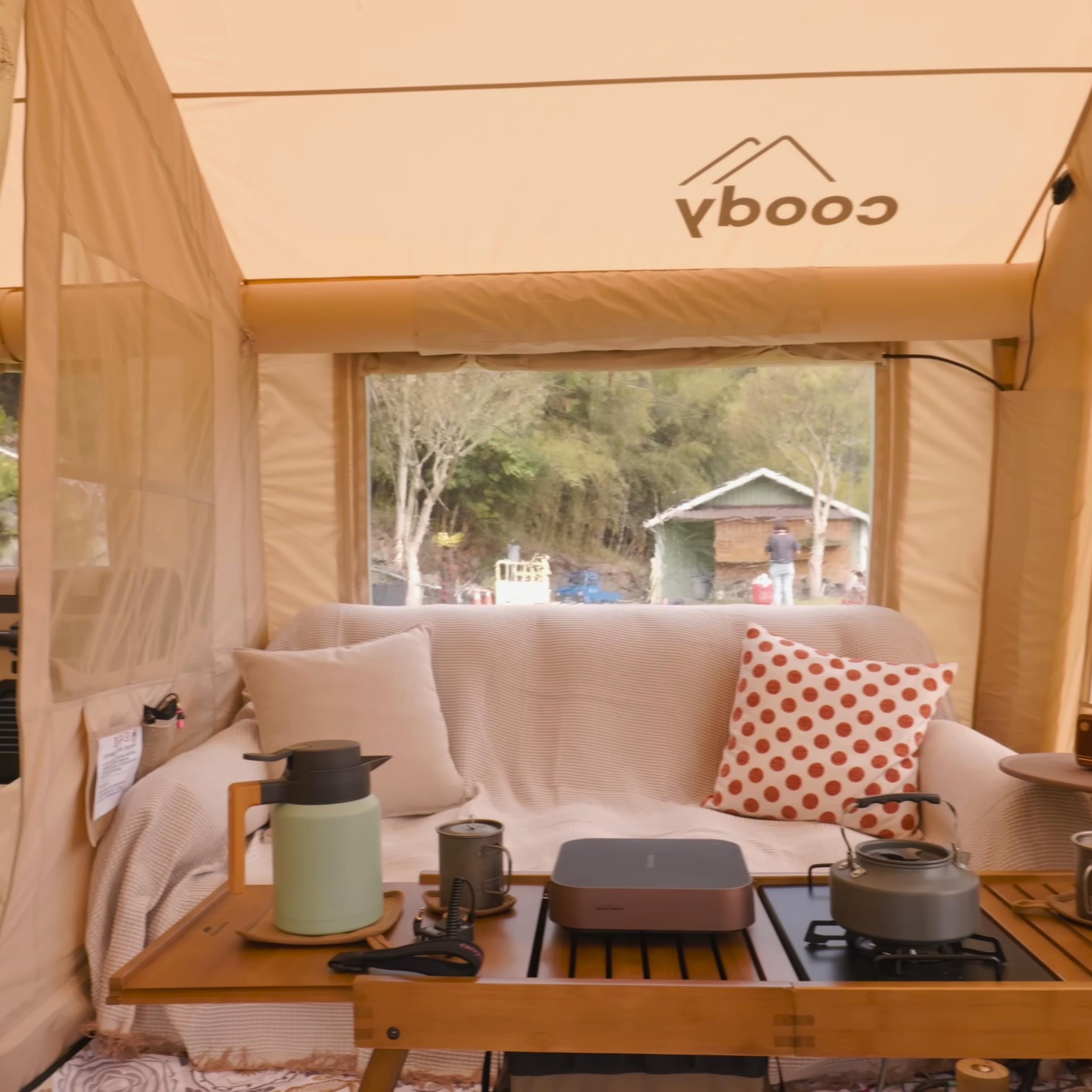 Tente gonflable Coody Familia AirTent 13.6 beige pour camping (2 à 8 personnes)