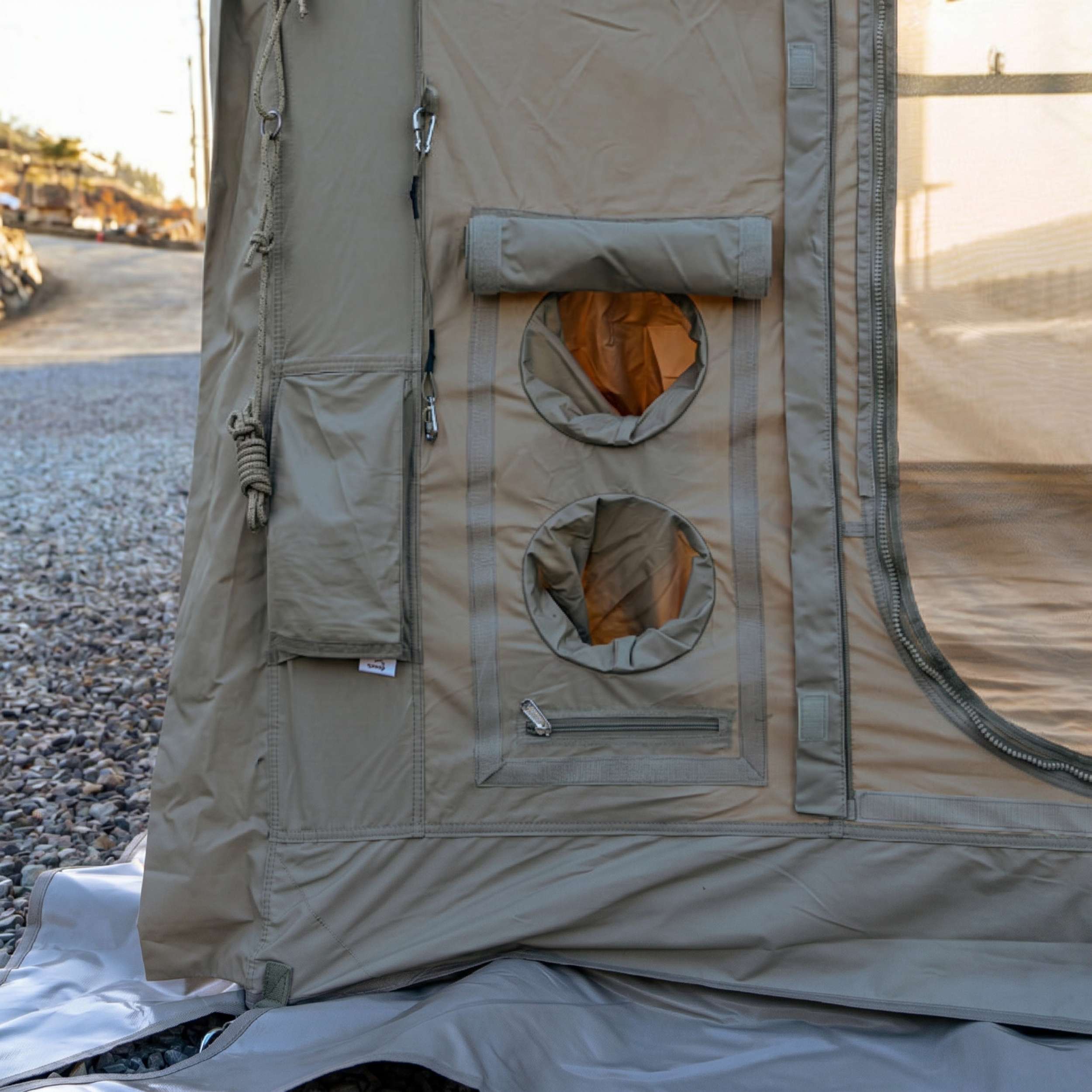 Tente gonflable Coody Familia AirTent 17.2 beige pour camping (2 à 10 personnes)