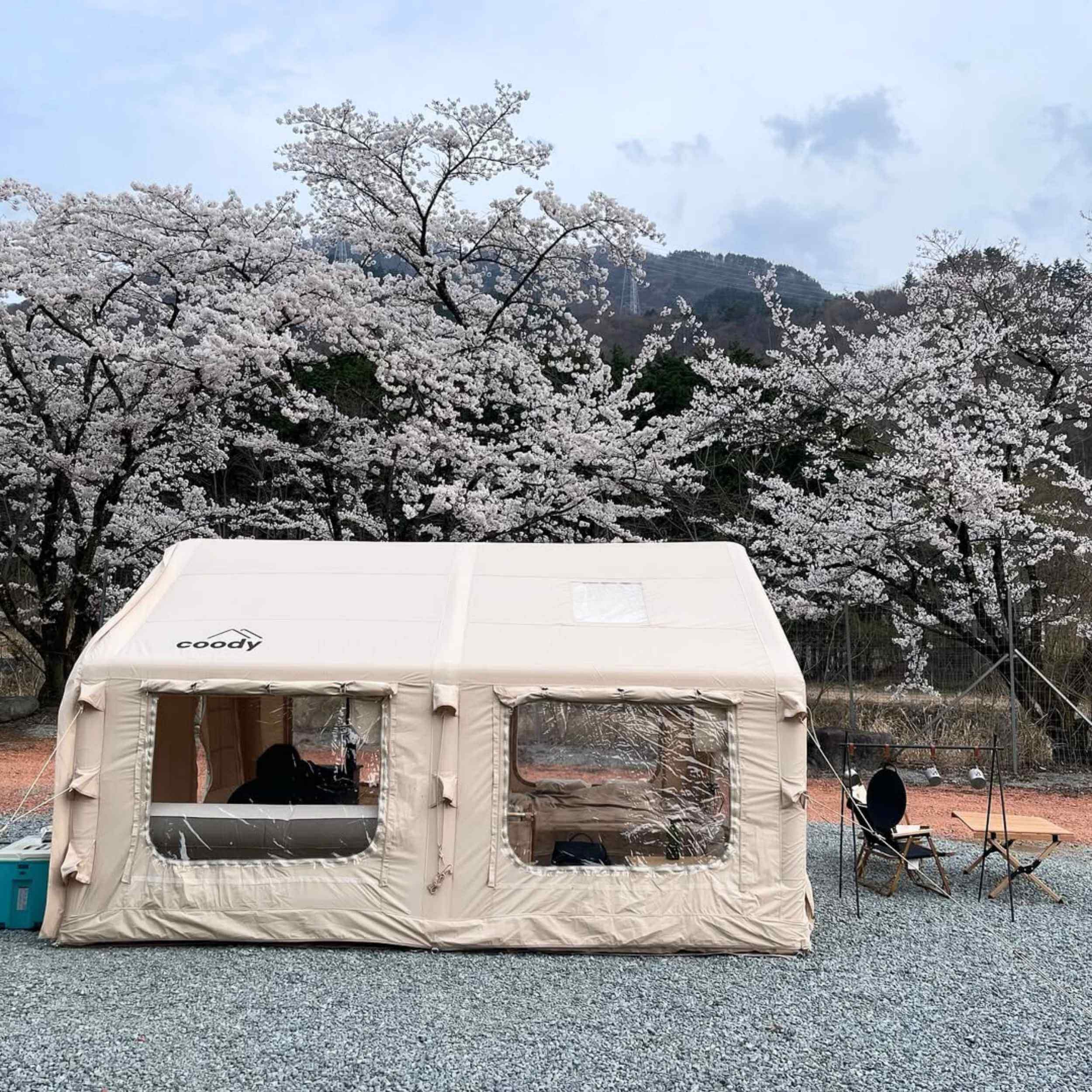 Tente gonflable Coody Familia AirTent 13.6 beige pour camping (2 à 8 personnes)