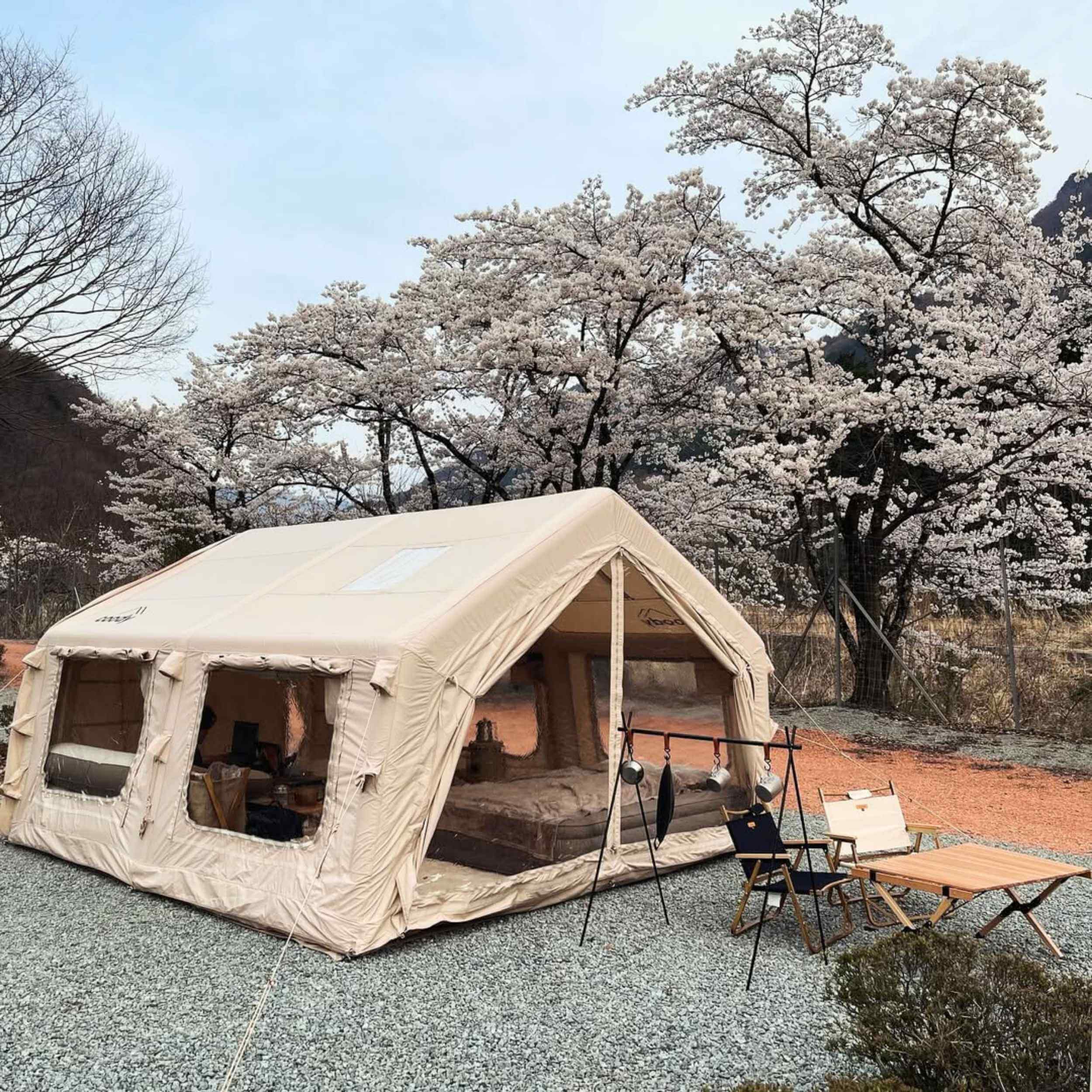 Tente gonflable Coody Familia AirTent 13.6 beige pour camping (2 à 8 personnes)